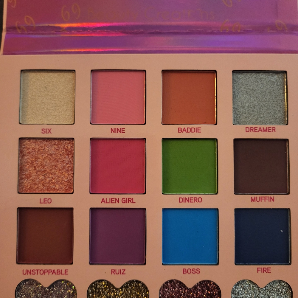 Annette 69 Glam Eyeshadow Palette with 16 Vibrant Colors - Picture 4 of 10